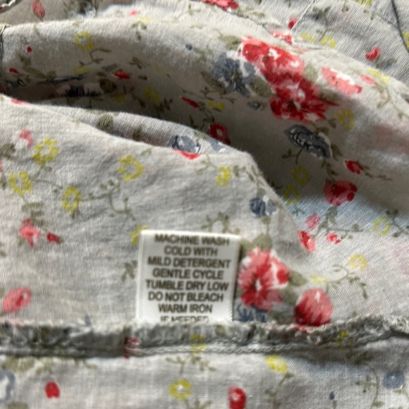 Eden & Olivia- Light Gray V-Neck Cuffed Sleeve Blouse EUC - Picture 6 of 7